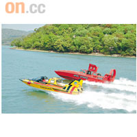 這兩艘都是濱名湖上的「跑車」，分別是5人艇（紅）和4人艇（黃），時速達70km。