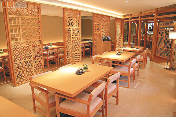 主用餐區寬敞舒服，特設的活動式屏風，可以間隔出8或20人獨立貴賓房。