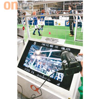 Sony足球場食住世界盃熱潮，Sony設置咗個小型足球場，讓影友們試用Alpha相機連環快拍Model踼波英姿，小記都忍唔住手影咗幾張。