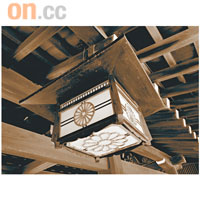在日本古建築下使用「懷舊」濾鏡，感覺像老照片，更添風味。