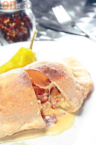 New York Calzone $45<br>意大利傳統餡餅，餡料有煙肉、Ricotta及Mozzarella芝士，家鄉風味濃郁。
