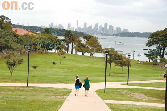 向悉尼灣一面走下，可到灣前公園草地悠閒散步。