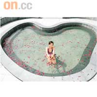 這個心形溫泉池，一個人浸好浪漫，情侶們一齊浸仲溫馨。