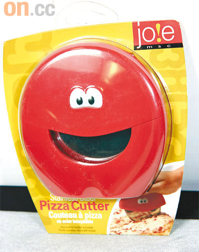 Pizza切件器<br>一個大大的笑臉內，竟然「笑裏藏刀」，藏有一片半圓刀片，方便你將Pizza分割成小件，慢慢享用！原價$68、特價$45 （a）