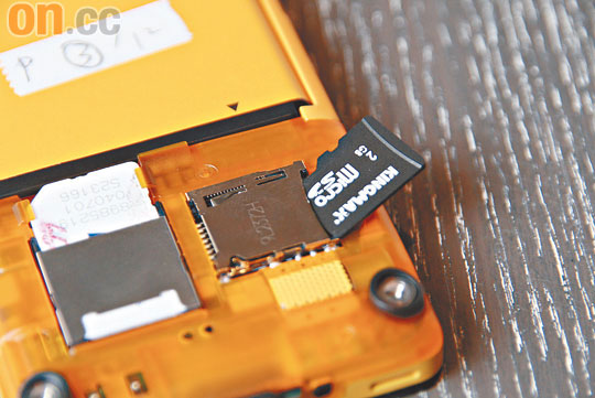 支援microSD記憶卡，不過要開蓋才可見到插槽。