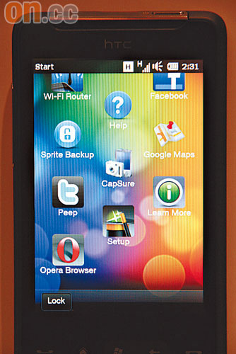 內置Peep及Opera Mobile等程式，方便上網及使用社交功能。