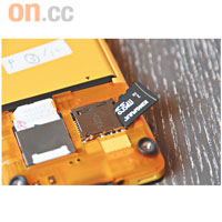 支援microSD記憶卡，不過要開蓋才可見到插槽。