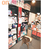 專售各式日本雜誌嘅JP Book Mart，兌換率合理，啱晒狂「煲」送精品嘅雜誌。（b）