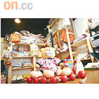 童裝店舖Cosmokids，呢個木頭雞車仔，教小朋友認識雞蛋滾動嘅狀況。$97 （a）