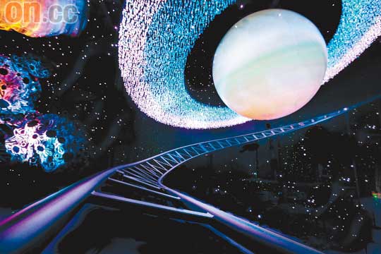 遊戲設有10幕不同場景，先是飛出太空、時而穿過星雲，並由各行星到達太陽，感覺有如一趟真的太空旅程。
