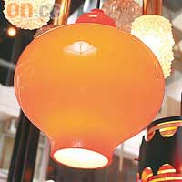 丹麥玻璃吊燈，燈罩由人手吹製，獨一無二呢！$3,000