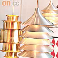永遠Trendy嘅金色×銀色，製成吊燈別具情調。<br>（前）銀色金屬片吊燈$1,500<br>（後）金色金屬片吊燈$2,500