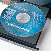 兼播BD、DVD、CD等種類光碟，同時支援BD-Live（Profile 2.0）、Deep Colour、x.v.Colour廣色域輸出。