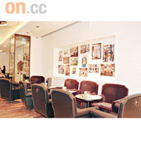 從門口進入餐廳便是Cafe Area，簡單小圓枱配搭舒適皮梳化，白牆中央的凹陷位置則貼有楊其龍的珍藏照片，甚有型格。