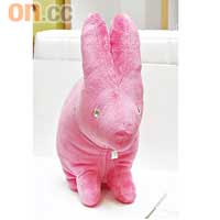 軟綿綿小兔<br>Shocking Pink兔仔咕，質地柔軟。$215（a）