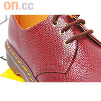 鞋身紋理似籃球凹凸表面。
