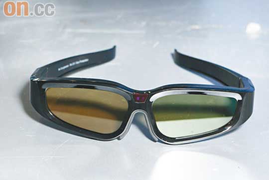 LX9500所用的Active Shutter 3D眼鏡已經有晒型號同包裝盒，屬全黑設計。