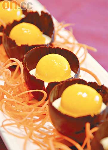 復活蛋（諾富特東薈城酒店復活節早午合併自助餐內供應，成人$258、小童$158）（e）<br>朱古力外殼載着雲呢拿慕絲，中間做成蛋黃形狀的杧果粒，名副其實的復活蛋。