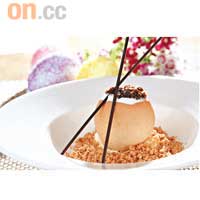 Milk Chocolate Mocca Cream with Espresso Caviar $120 （c）<br>像真度極高的朱古力蛋殼，釀着咖啡牛奶朱古力忌廉，面層以浸過咖啡的羅勒籽點綴，精緻得教人驚喜。