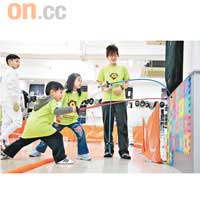 小朋友愛玩，拿劍拮英文字也是一種樂趣。
