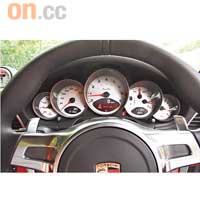 立體放射式的五圈形儀錶板，貫徹911 Turbo的誇張跑風。