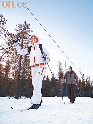滑雪初哥可試玩越野滑雪，瞬間便玩至成身汗。