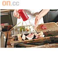 由於雞種夠靚，燒烤時只需灑上點點沖繩海鹽，即可吊出鮮味，配合放於爐面的紀州備長炭，燒烤風味更濃。