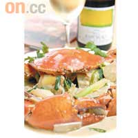 海灣餐廳的葡式炒蟹是必試名菜之一。