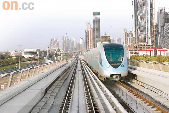 杜拜的地鐵大部分行走於天橋上，只有一兩個站設於地底。