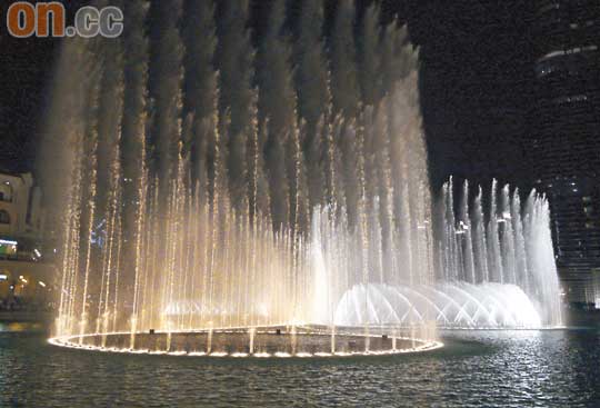 杜拜噴泉比起拉斯維加斯著名的Bellagio Fountain，還要大上25%。