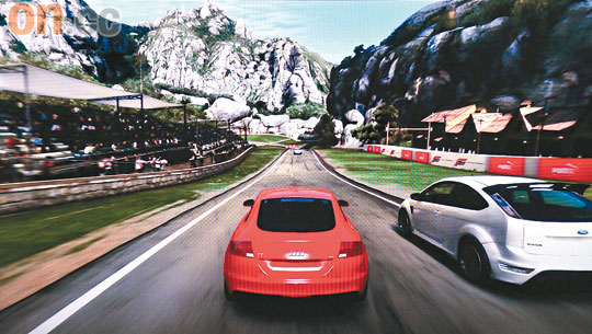 升呢打3D<br>接駁Xbox360試玩2D賽車遊戲，途中輕按遙控器上的3D鍵，升級為3D顯示後，距離感即時大增，部紅色賽車好像要從屏幕跳出來一樣。