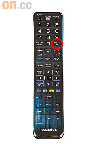 只要輕按遙控器上的3D鍵（紅圈），就能將2D視訊升級為3D顯示。