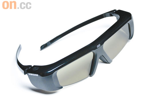隨機附送一對僅重34g的Active Shutter 3D眼鏡，零售價約三百多元。