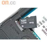 跟機附送8GB microSD記憶卡，不過換卡要先拆電。