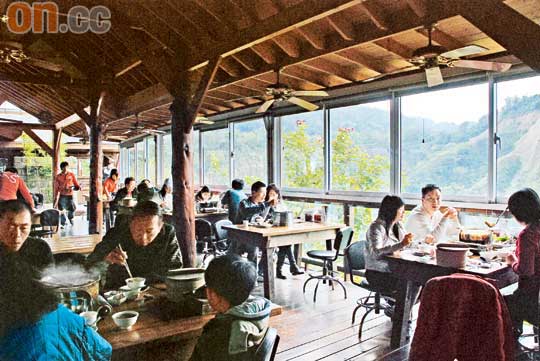 菇神餐廳有超開揚的大窗戶，可邊吃菇邊感受自然氣息。