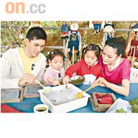 step1<br>將報紙加水搗碎，然後將西芹渣倒入，再加入少量西芹汁調以綠色，拌勻。