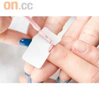 Step 3：打開貼紙然後貼在指甲上，在半月位置塗上粉紅色指甲油。