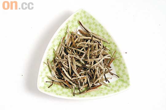 白毫銀針（白茶）屬輕度發酵的白茶，不炒不揉以文火烘乾，白色茸毛清晰可見。