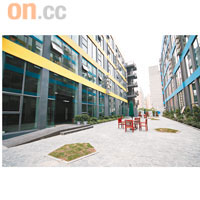 五行園每幢大樓中間均設雅座，抖抖氣之餘也讓不同單位在此交流。