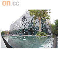 布滿六角形圖案的「華．美術館」，有人將其跟北京水立方相提並論。