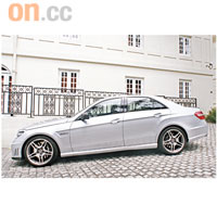 全車加入大量AMG組件，跑味既濃，又保留E系的隆重氣派。