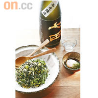 溫泉蛋配羊膝草脆魚沙律<br>味道獨特的羊膝草以清香菊花瓣及惹味海苔片調和味道，加入炸脆的沙甸魚仔，口感豐富，混合加入豉油的溫泉蛋吃，一流！