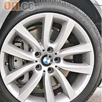 原廠配備18吋輪圈，輪胎尺碼為245/45 R18。