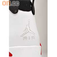 但原裝版的Nike Air Logo，復刻版改用了Jumpman Logo。