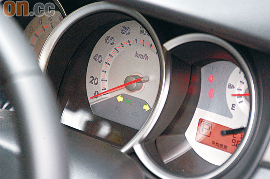 白底錶板設計獨特，並可顯示實時燃油消耗。