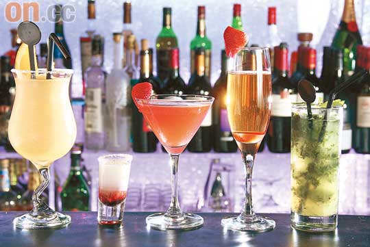 Peach Daiquiri、Sultry Berry、Tutti-Fruiti Martini、Grand Champagne Cocktail、Apple and Mint（左至右）$50-$90/杯餐廳有專業調酒師駐場，為客人調製多款特色Cocktail及Shooter，不似一般西餐廳，只有紅、白酒供應。