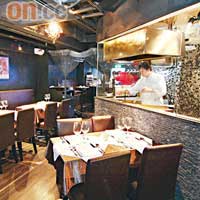 餐廳盡頭是Dining Area，設有裝上玻璃的開放式廚房，客人可邊食邊欣賞廚師的入廚功架。