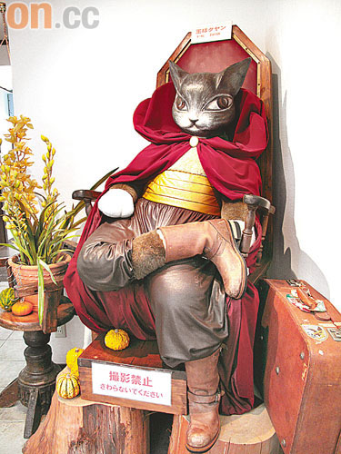 皇帝造型的達洋貓超級有型，有1:1真人咁大。