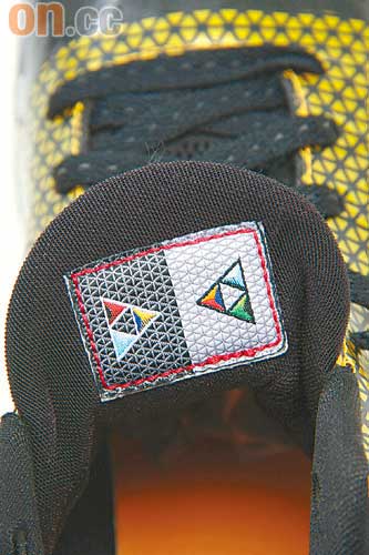 多款POP球鞋的鞋舌背後，縫上專為今次季後賽而設計的三角形標誌，形象化地展現球隊之間角力的緊張賽情。