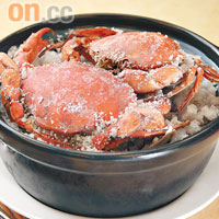 鹽焗蟹 $60/隻用炒至攝氏250度粗鹽生焗的膏蟹，鹹香味十足，但又不會蓋過蟹鮮味。